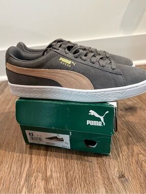 New in box, men’s Puma Classic Suede Mens Casual Sneakers, size 8 or women’s 9.5